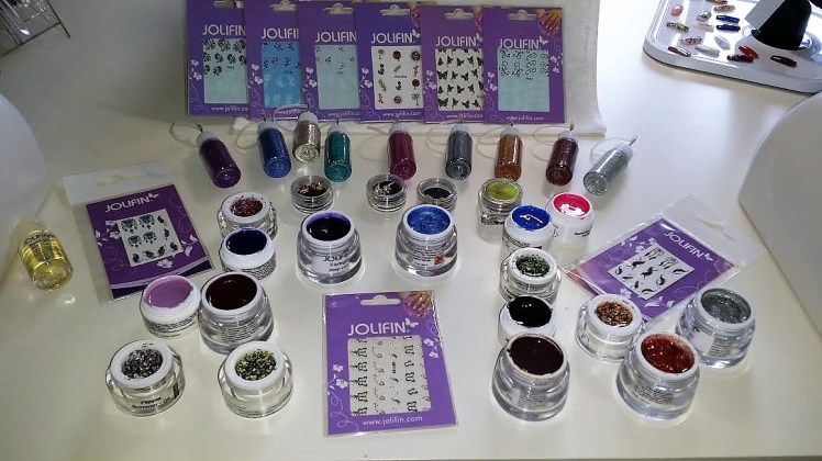 Über 100 verschiedene Farben/Gele. Hier ein kleiner Ausschnitt.